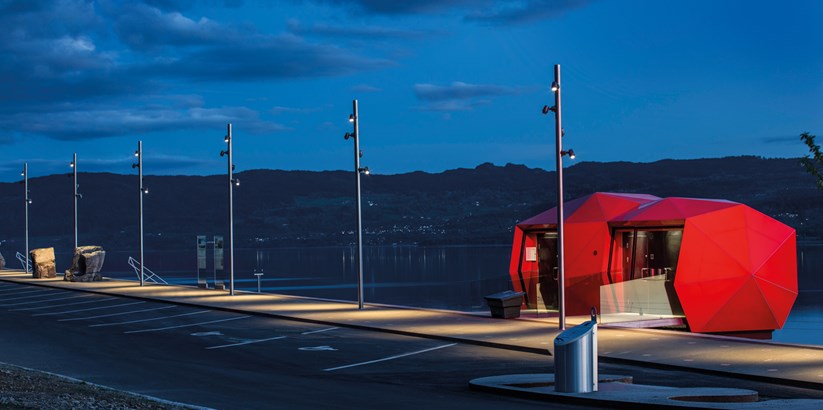Bask in the light! The lustre of the Ferrari-red façade panels creates a striking impression during long, dark nights by Lake Mjøsa. Photo: Tomasz Majewski