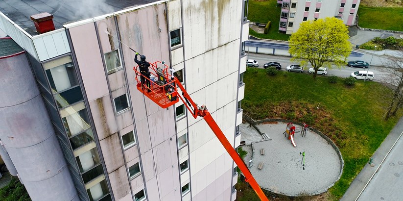 Thorough clean: Here we see the façade panels at Lyderhorn Housing Cooperative being cleaned using environmentally friendly chemicals at high pressure and optimal temperature.